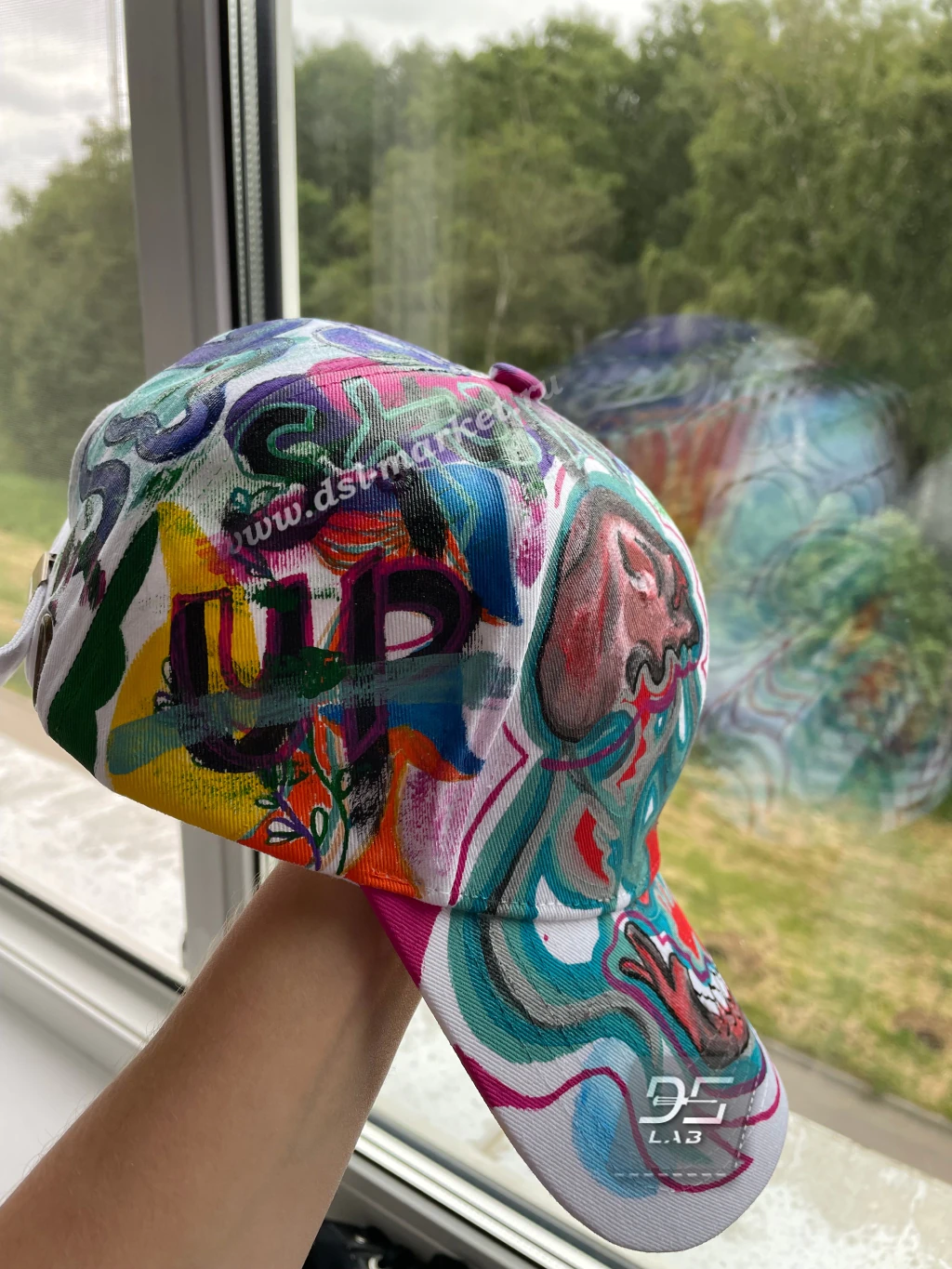 белая кепка для взрослых с рисунком