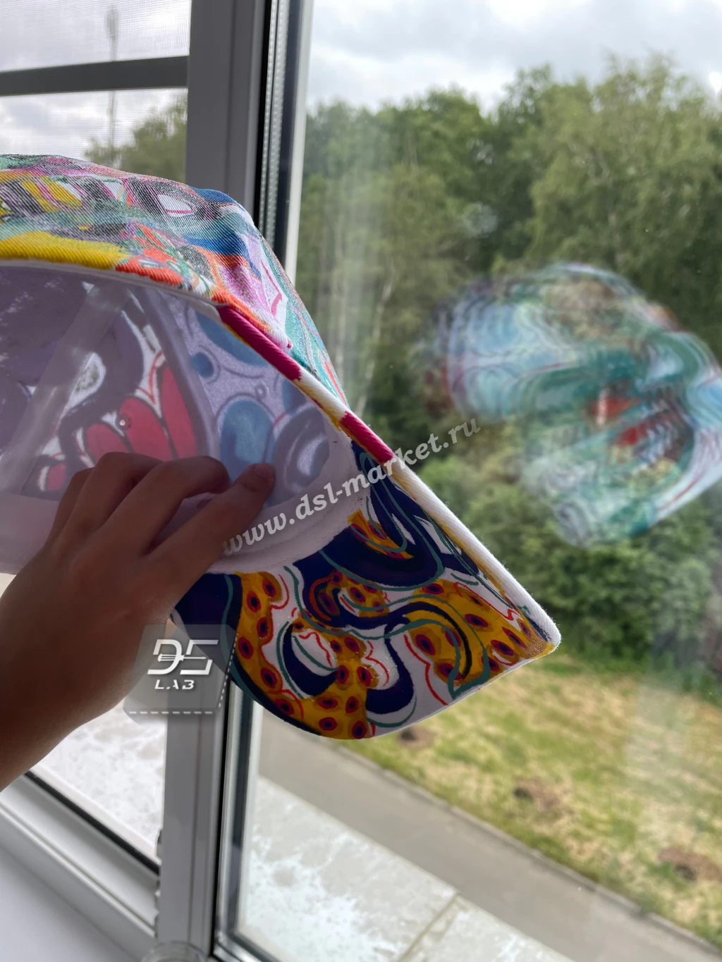 кепка с рисунком ручной работы акриловыми красками для ткани